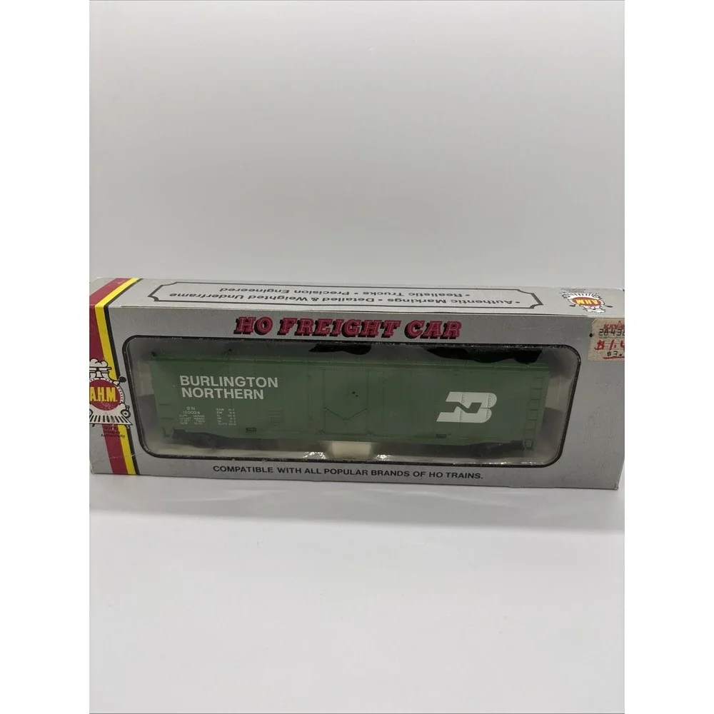AHM #100024 Ho Scale Green Burlington Northern Box Car Very Good Condition
